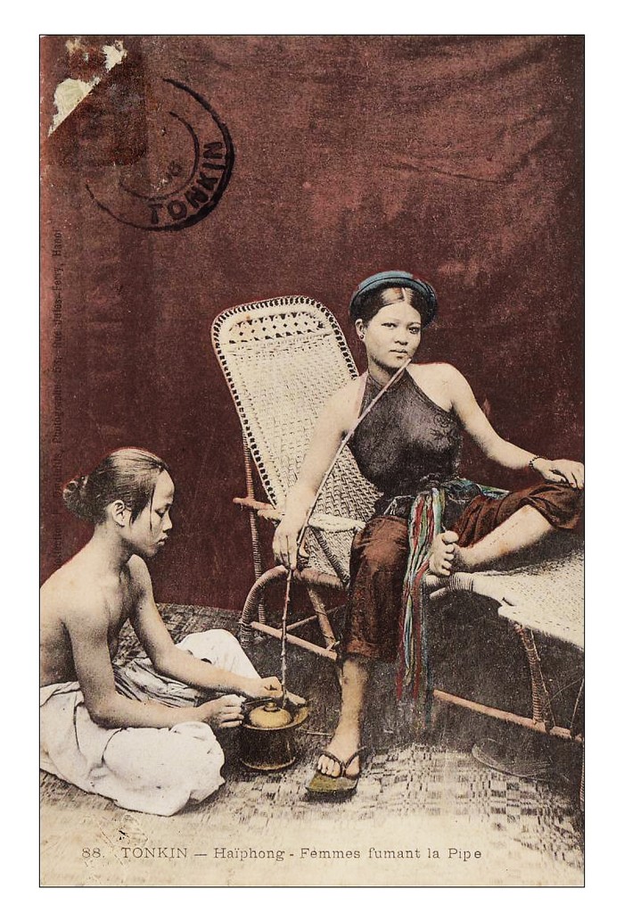 Một cô gái Hải Phòng hút điếu bát. Ảnh chụp năm 1906.